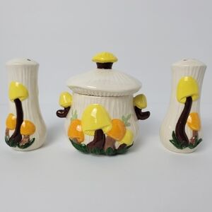 Vintage Arnel's Mushroom Salt Pepper Shaker Small Container Set